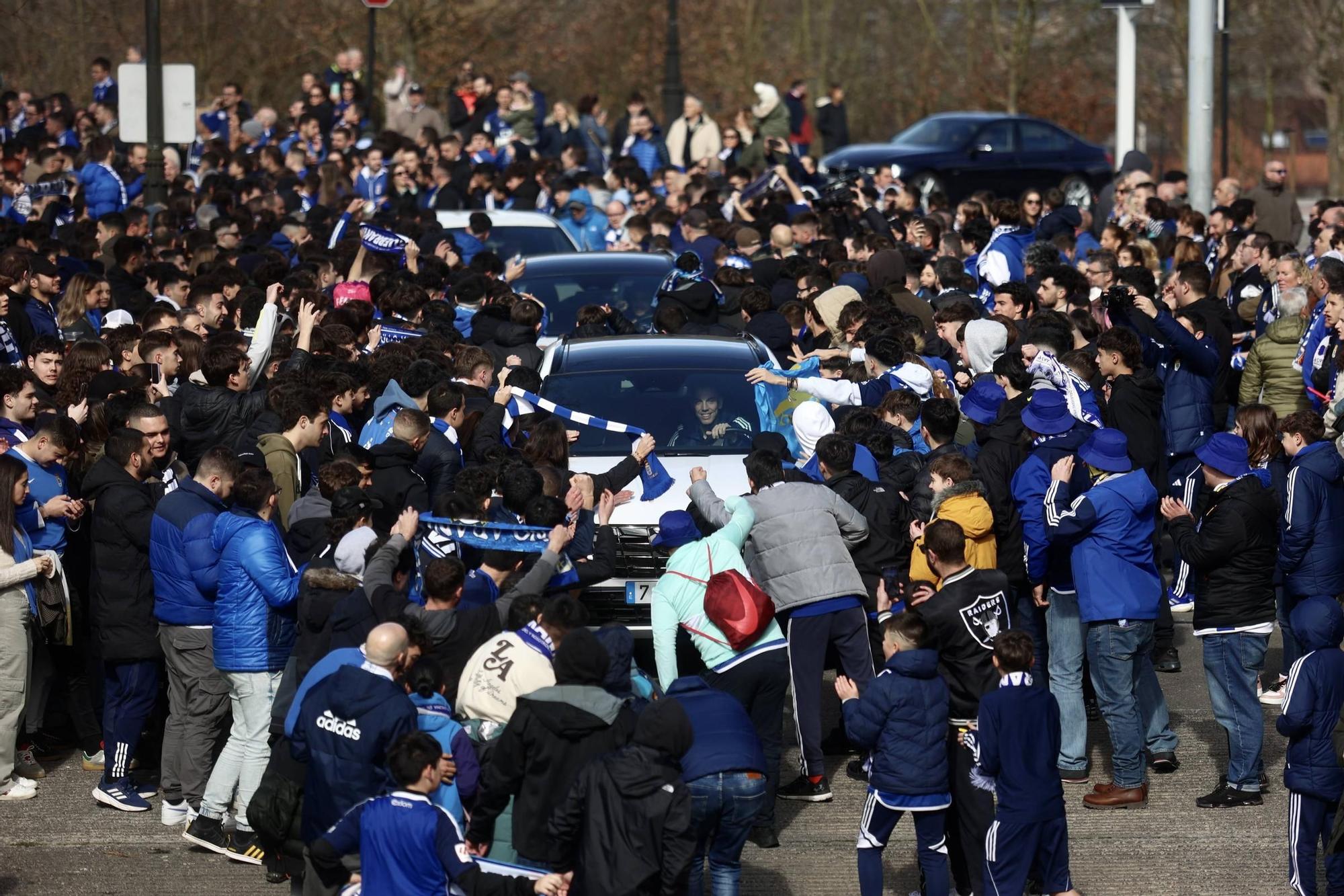 La salida de los jugadores del Real Oviedo del Carlos Tartiere en imágenes