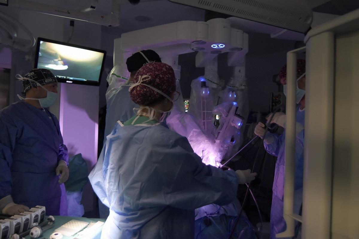 Cirujanos manejan el robot Da Vinci durante una operación de hígado, una de las primeras donde se usó esta tecnología en el Reina Sofía.