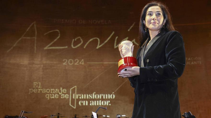 Cristina López Barrio gana el Premio Azorín con la novela &quot;La tierra bajo tus pies&quot;