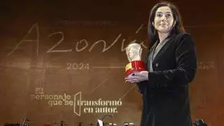Cristina López Barrio gana el Premio Azorín con la novela "La tierra bajo tus pies"