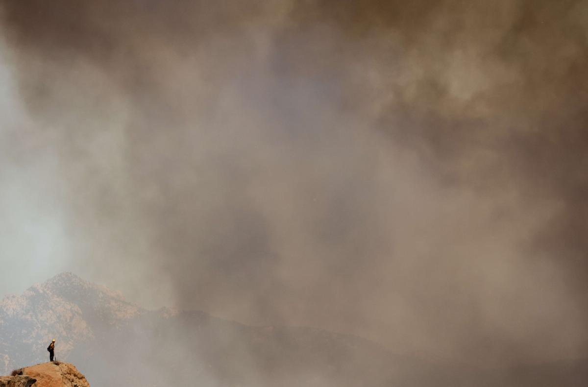 Lucha sin tregua contra el fuego en Hemet (California)