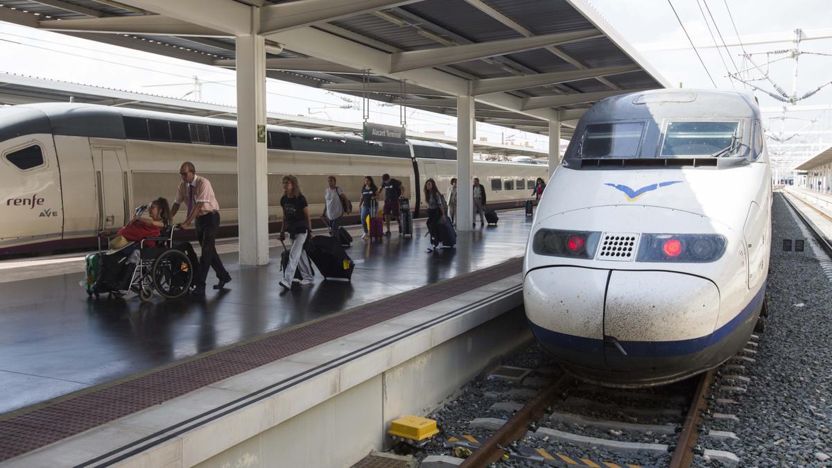 Pasajeros camino del vestíbulo de la estación de Alicante tras llegar en un AVE