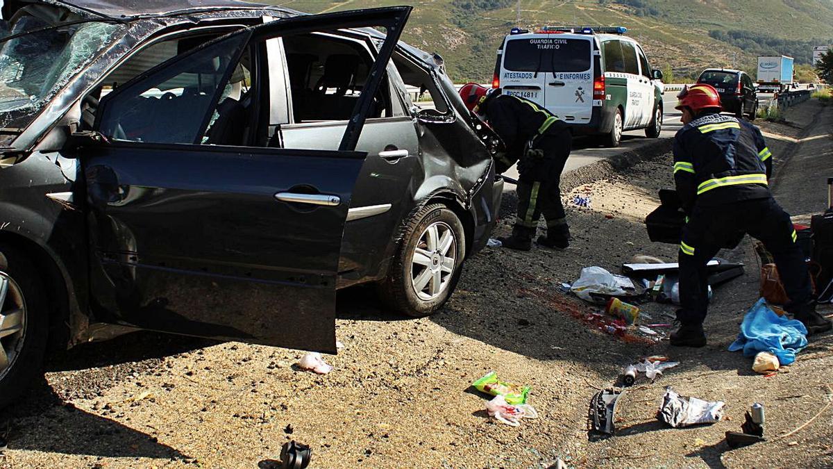 Arriba el primer accidente que requirió el trabajo de los bomberos. Abajo, el segundo accidente del que solo resultaron heridos leves. | |  A. S.