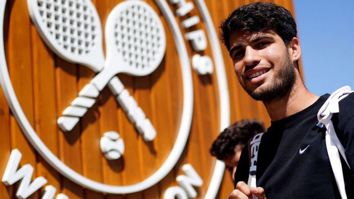 Carlos Alcaraz, ahir davant l’All England Club de Wimbledon. | BEN WHITLEY / DPA Carlos Alcaraz, ahir davant l’All England Club de Wimbledon. | BEN WHITLEY / DPA