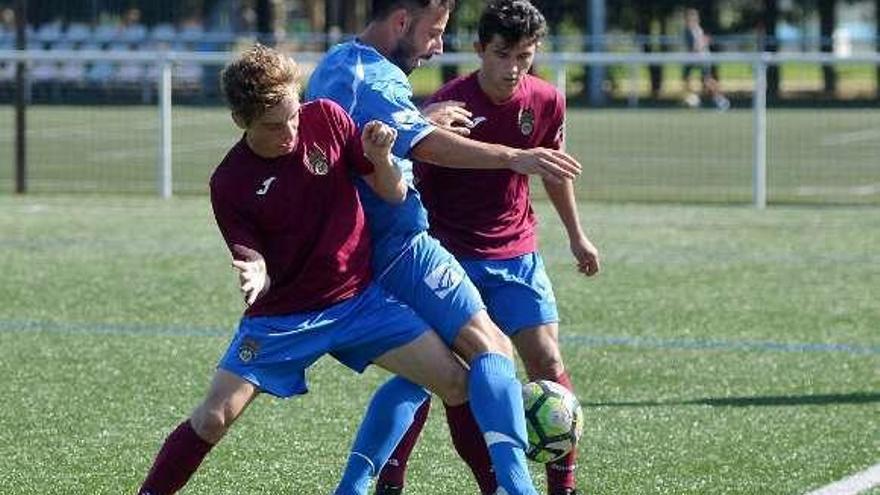 Iñaki trata de robar el balón a un jugador del Domaio. // G. Santos