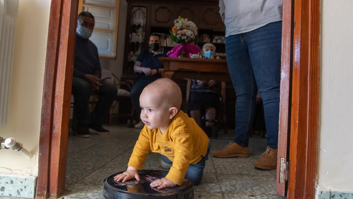 GALERÍA | Una zamorana de 90 años conoce a su bisnieto tras un año separados por el COVID