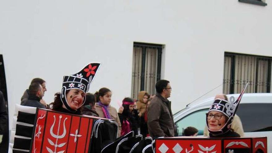 Participantes en un pasado concurso de disfraces en Tapia.