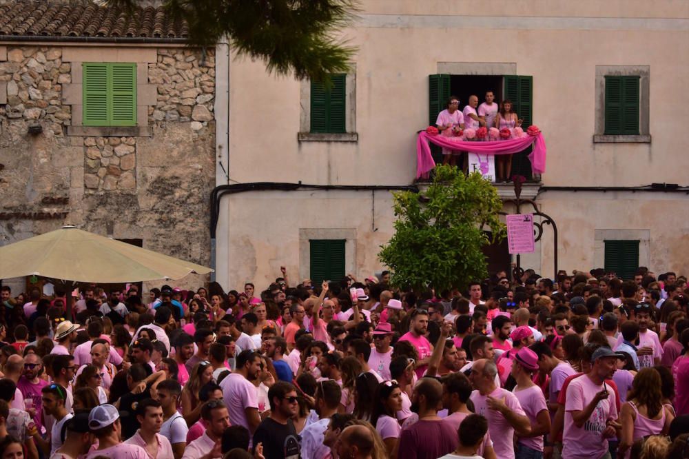 In Anlehnung an eine Dorflegende erfanden die Menschen in Sineu eine Fabelgestalt, halb Stier, halb Teufel, mit einer rosa Blume geschmückt: den Muc. Unter diesem Namen wurde er erstmals 2003 gefeiert. Seither strömen Jahr für Jahr, stets am 14. August, immer mehr rosa bekleidete Anhänger nach Sineu.