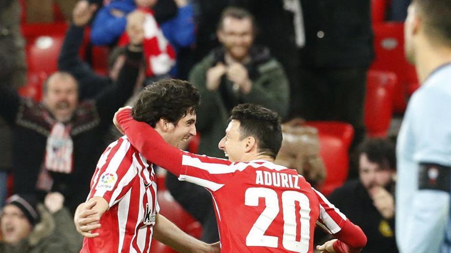 Los jugadores del Athletic celebran el gol de San José.