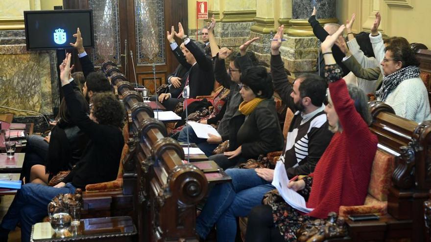 Ediles de Marea Atlántica y PSOE votando en un pleno municipal.