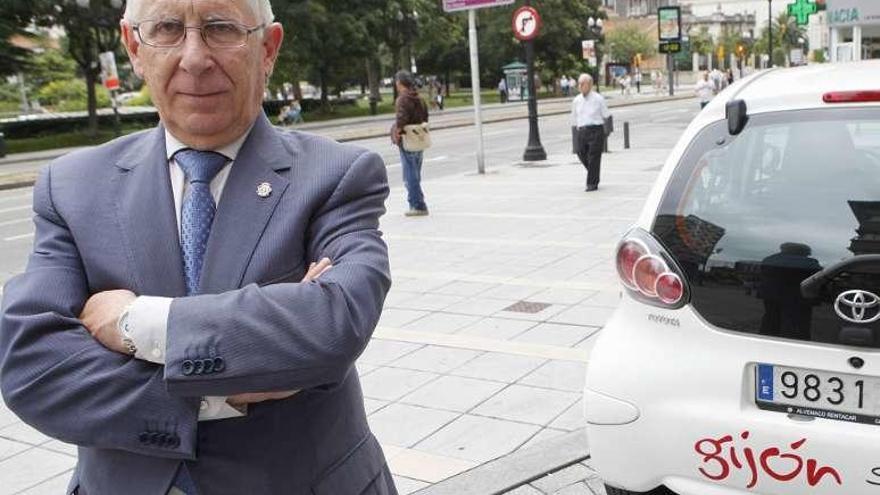 Arrieta, junto a un automóvil de la flota municipal.