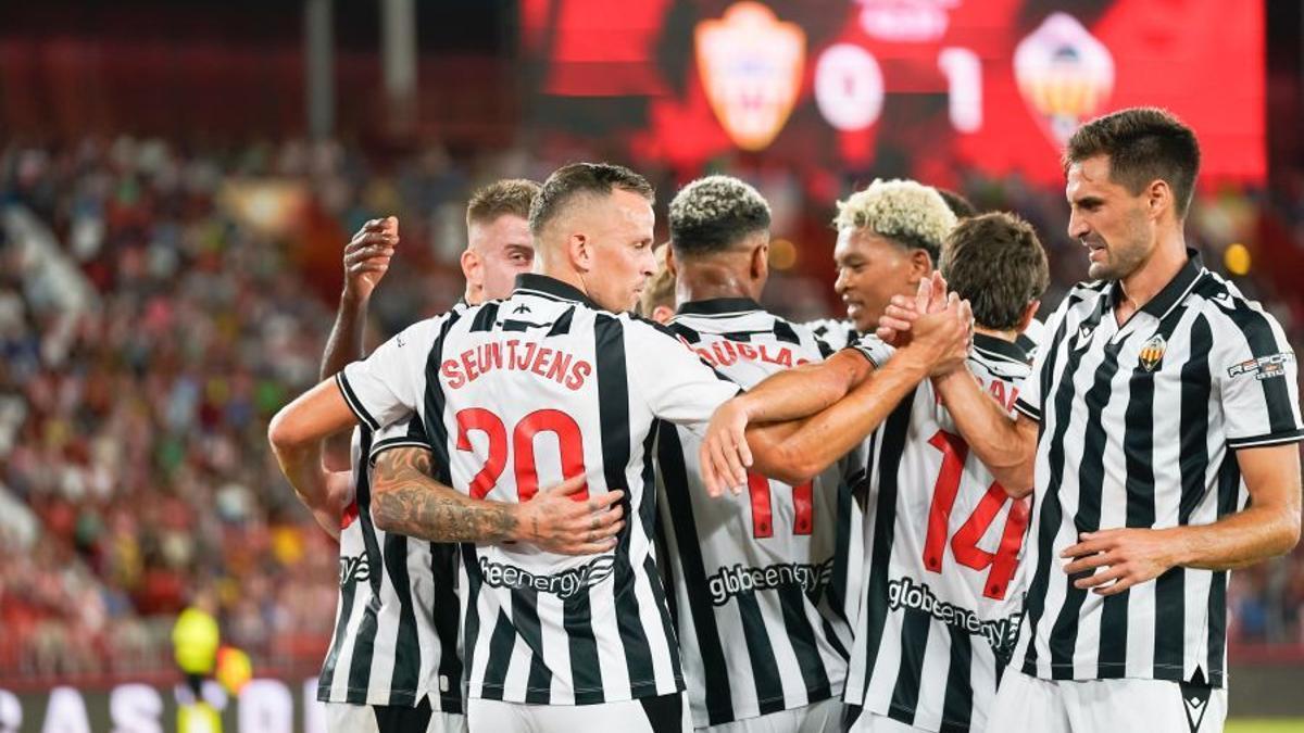Los jugadores del Castellón abrazan a Raúl Sánchez tras el 0-1.