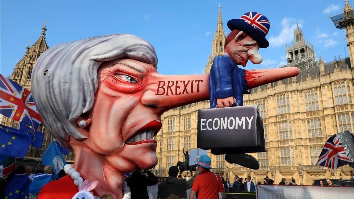 Activistas contra el Brexit se manifiestan en los alrededores del Parlamento en Londres.