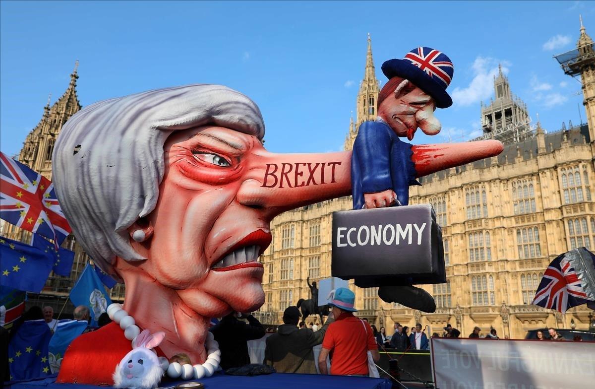 Activistas contra el Brexit se manifiestan en los alrededores del Parlamento en Londres.