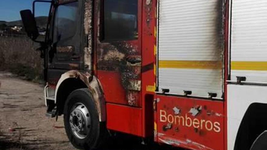 Arde un camión de bomberos del parque de Villena