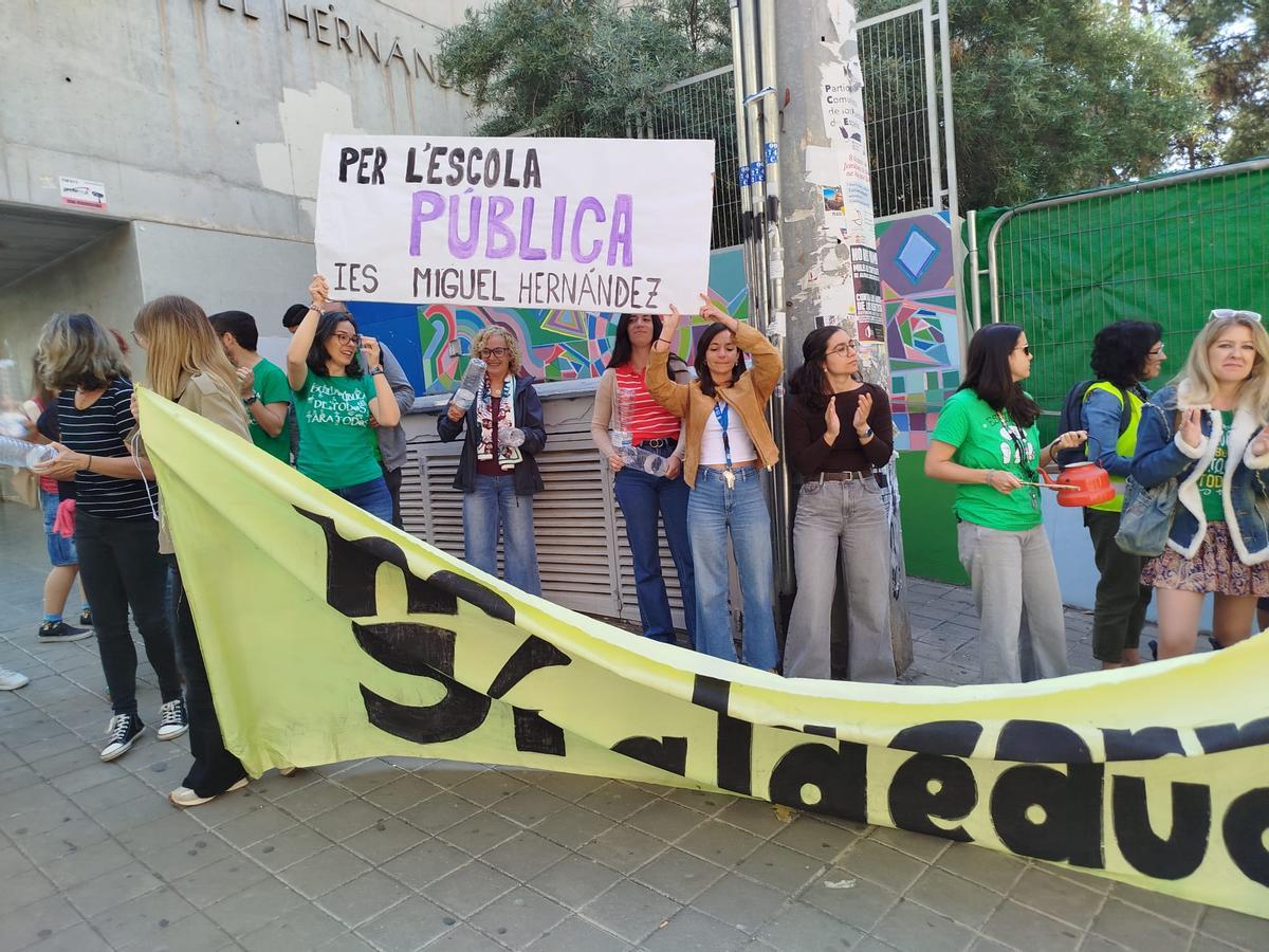 Protesta en el IES Miguel Hernández de Alicante por la situación del sector educativo