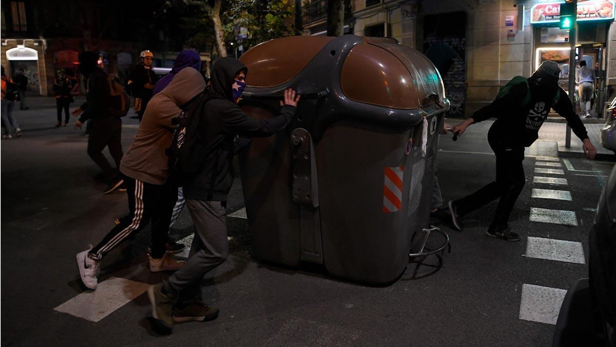 Manifestantes arrastran contenedores en el cruce de Bailèn con Ali Bei