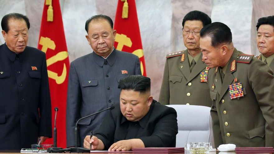 Kim Jong-un reaparece después de tres semanas en una reunión con militares