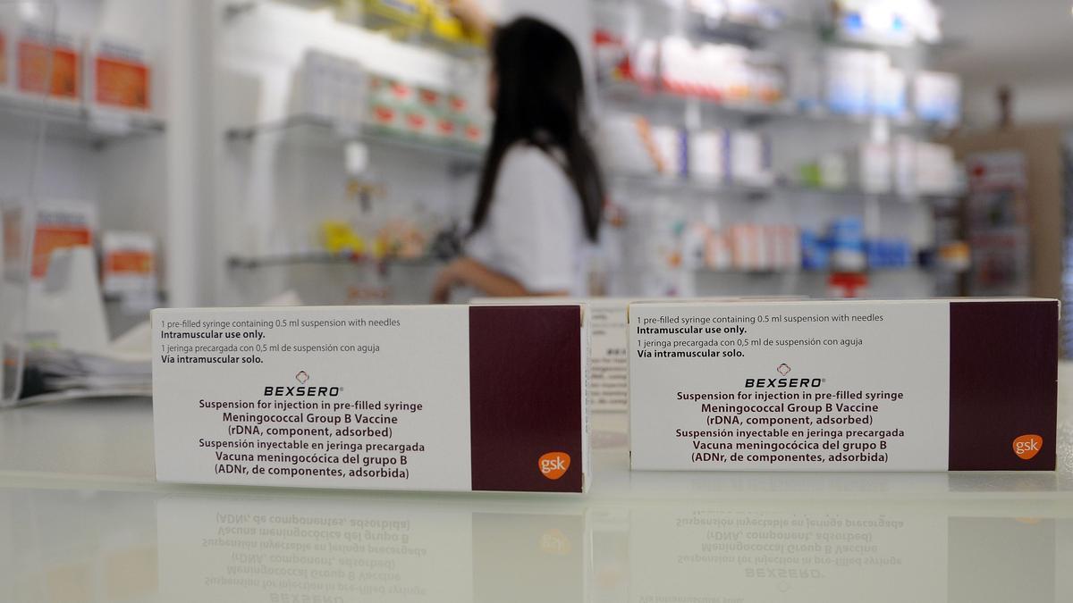 Cajas de vacunas contra la meningitis B de la marca Bexsero en una farmacia.