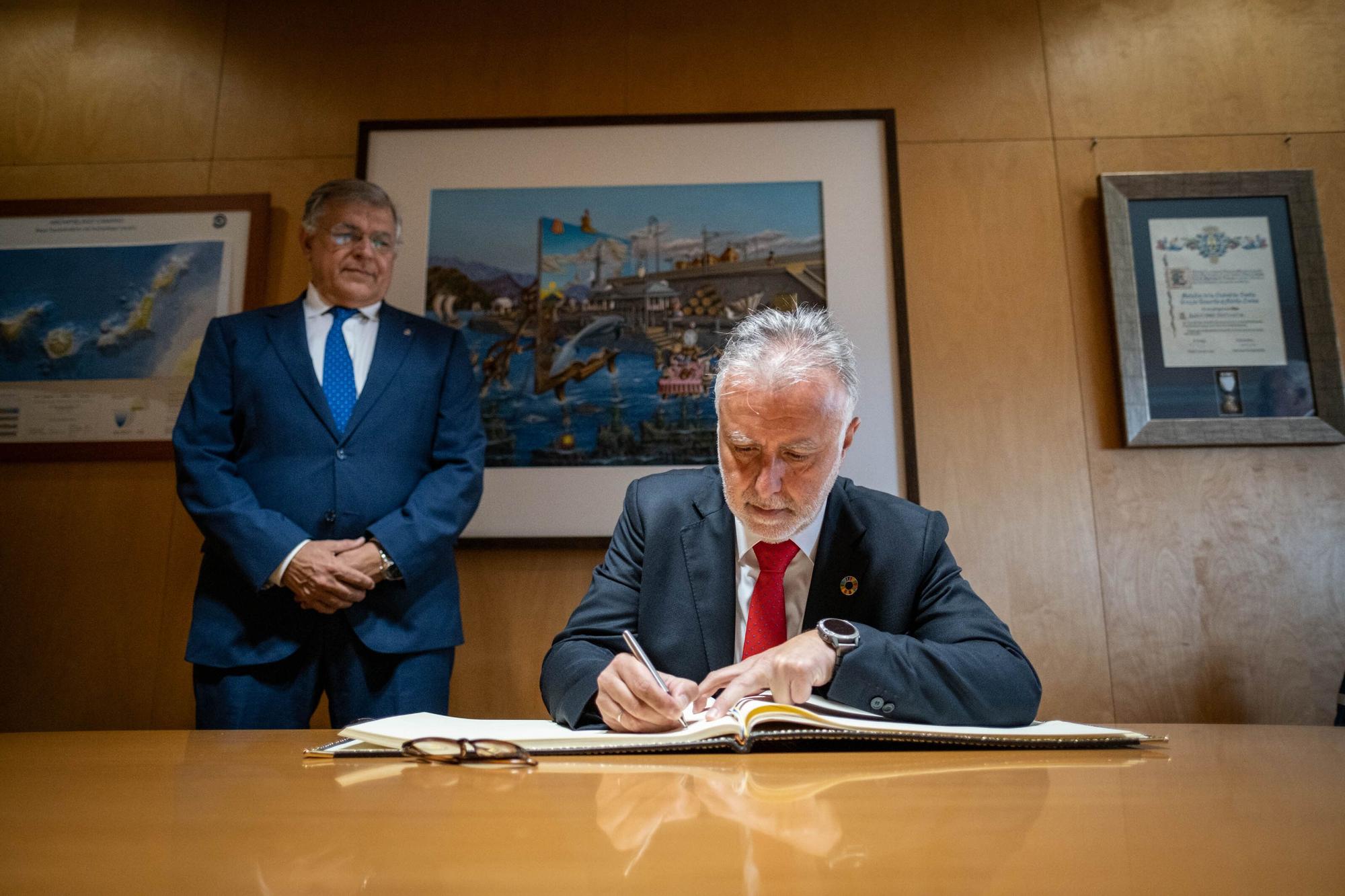 Visita de Ángel Víctor Torres al Puerto de Santa Cruz