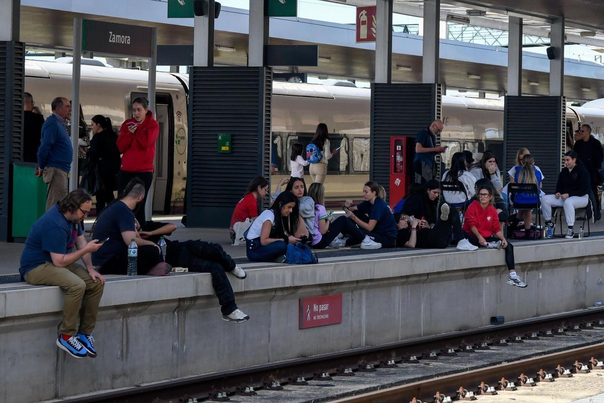 La imagen del apagón en Zamora: cientos de viajeros de los trenes, tirados en la estación, pasan el tiempo en los andenes