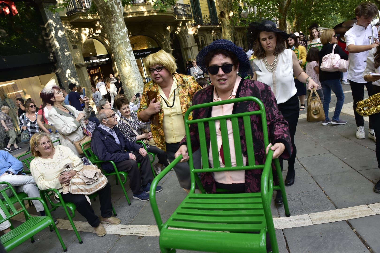 El Passeig torna a acollir les 'cadires de la Rosita', que s'han estrenat amb una acció teatral