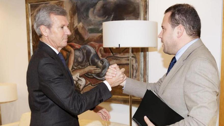 Saludo entre Rueda y Cubela.