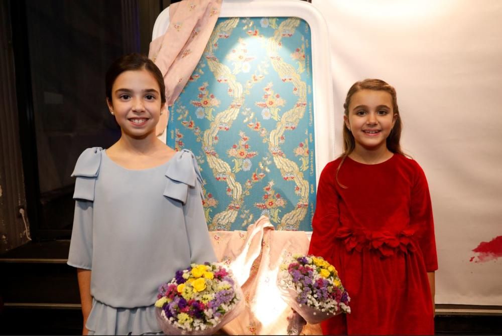 Daniel aGuillén y Raquel Ganau, Zafiro para el primer traje y Rosa Empolvado el segundo.