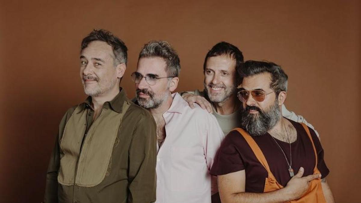 El grup Love of Lesbian en una fotografia promocional.