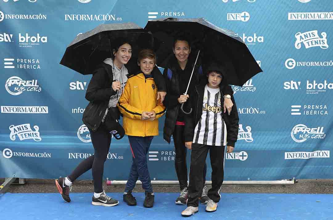 Santa Faz 2022: Numerosos participantes en la romería se fotografían en el photocall de Información