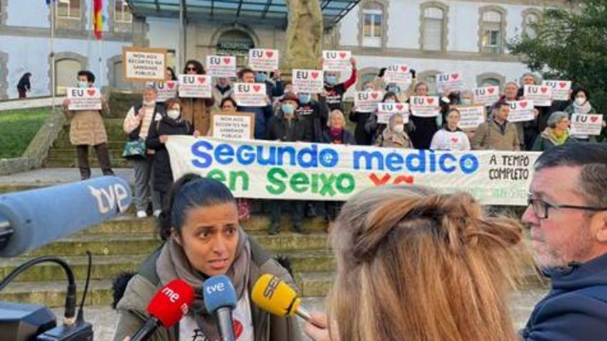 Los vecinos de Seixo se concentraron ante el Hospital Provincial de Pontevedra.   | // FDV