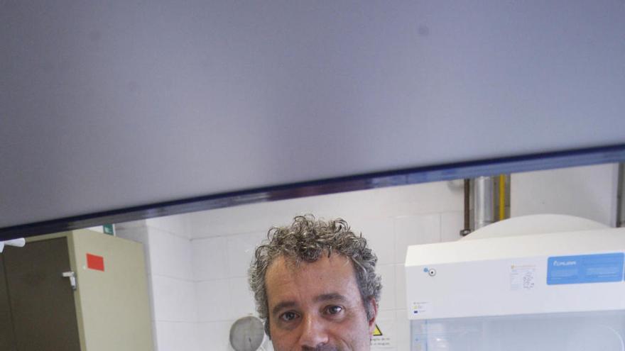 El doctor Josep Lloret, al laboratori de l&#039;Institut d&#039;Ecologia Aquàtica, treballant en l&#039;estudi sobre els Omega 3 del projecte GALP-Costa Brava.