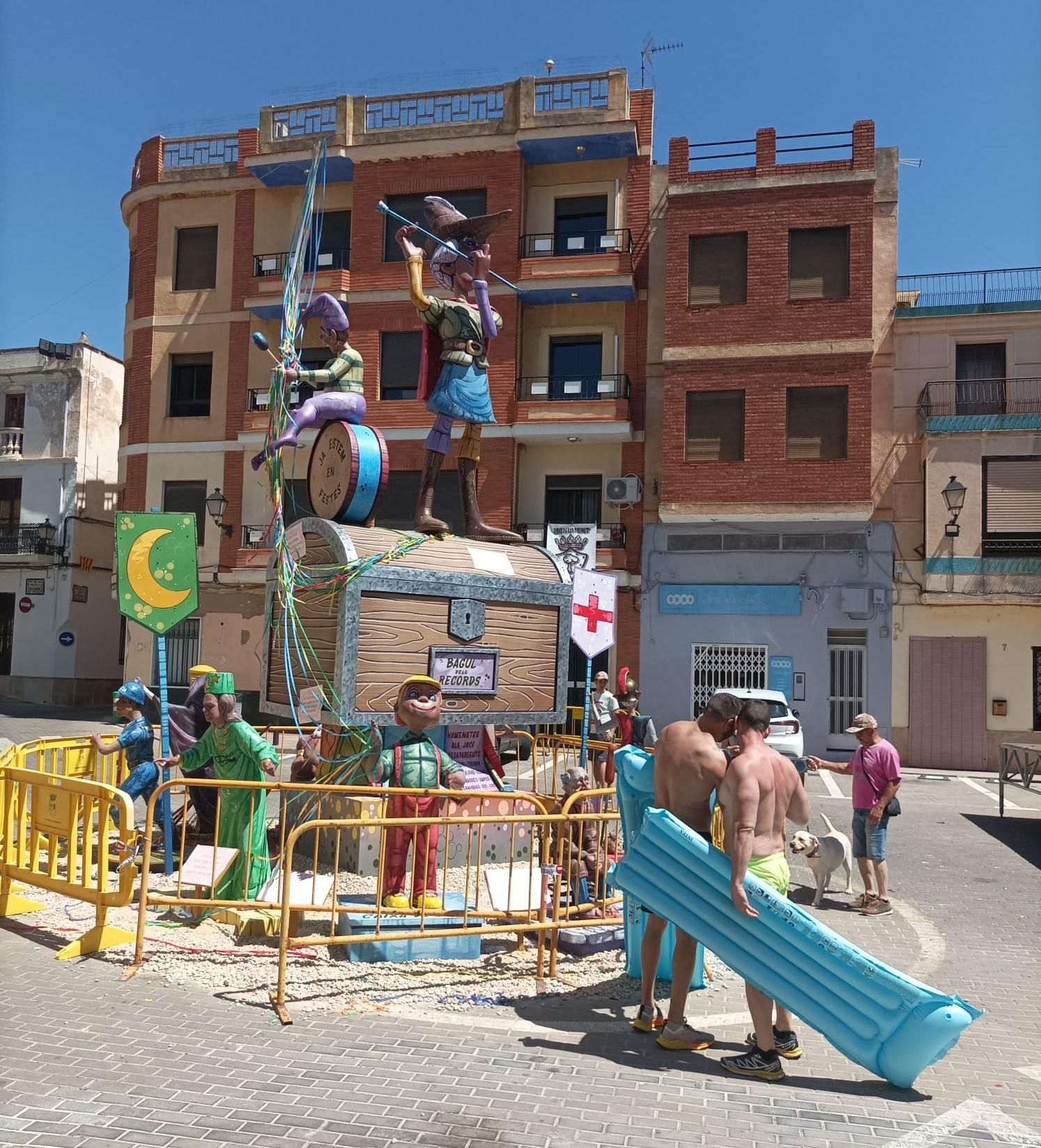 Los bañistas ante el Monument de la Festa de la Joventut, el domingo.