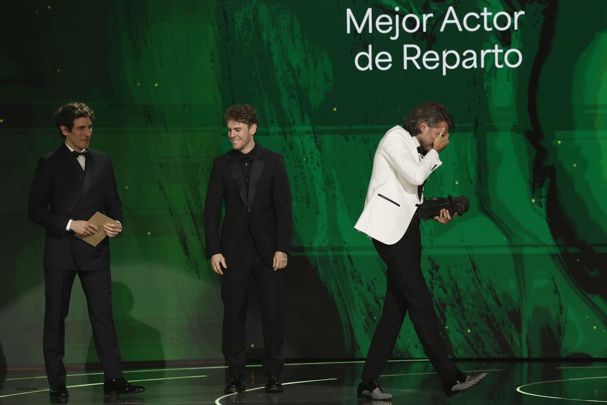 GRANADA, 08/02/2025.- El actor Salva Reina, Goya a Mejor Actor de Reparto por El 47 durante la gala de la 39 edición de los Premios Goya de la Academia de Cine que se celebra este sábado en el Palacio de Congresos y Exposiciones de Granada. EFE/ Julio Muñoz.