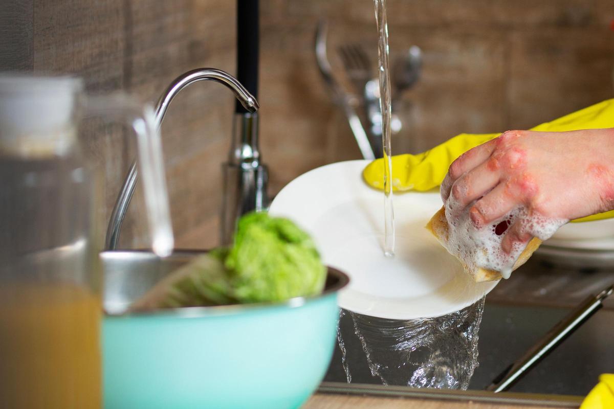 ¿Horas de remojo para quitar la grasa incrustada? Fairy Spray lo resuelve con un Fluss Fluss