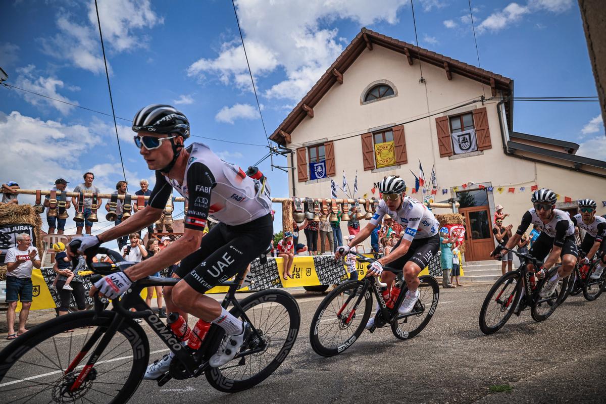 Poligny (France), 21/07/2023.- Slovenian rider Tadej Pogacar (C) and teammates of team UAE Team Emirates in action during the 19th stage of the Tour de France 2023, a 173kms race from Moirans-en-Montagne to Poligny, France, 21 July 2023. (Ciclismo, Francia, Eslovenia) EFE/EPA/CHRISTOPHE PETIT TESSON