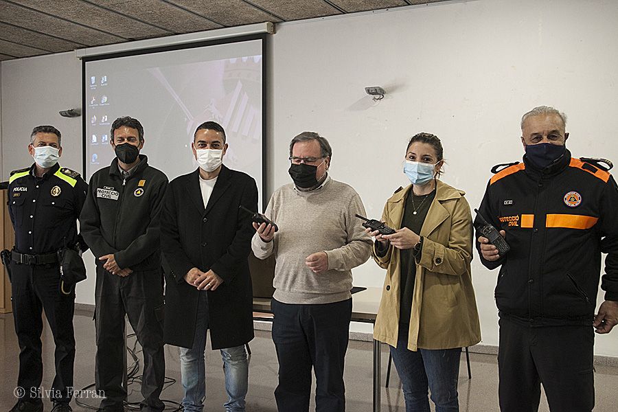 Entrega de las emisoras de la red 'Rescat' al cuerpo de Protecció Civil de Parets