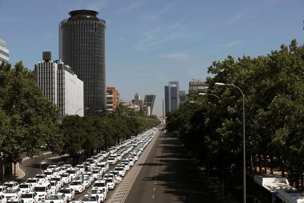 Taxistas bloquean el Paseo de la Castellana en Madrid.