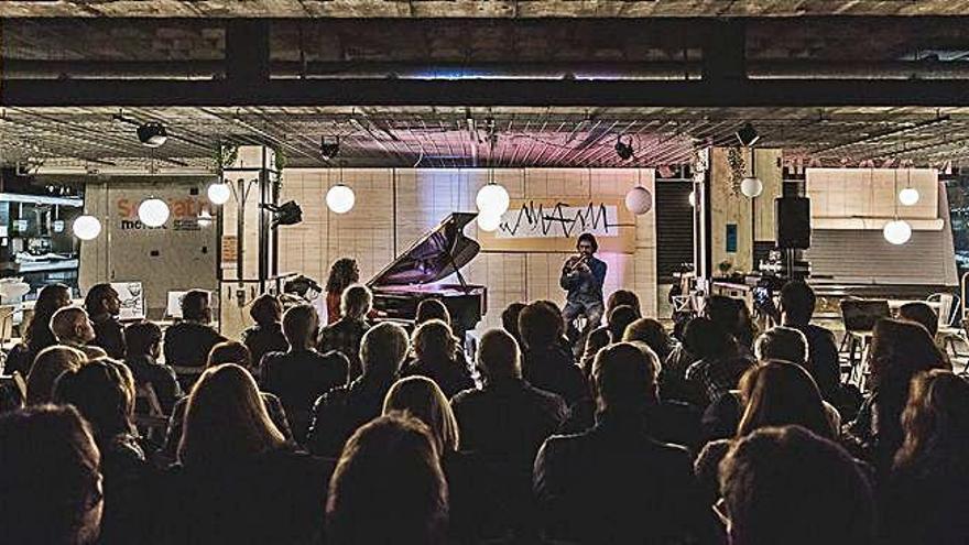 El doble duet del MAM omple de jazz i públic el Mercat de Puigmercadal