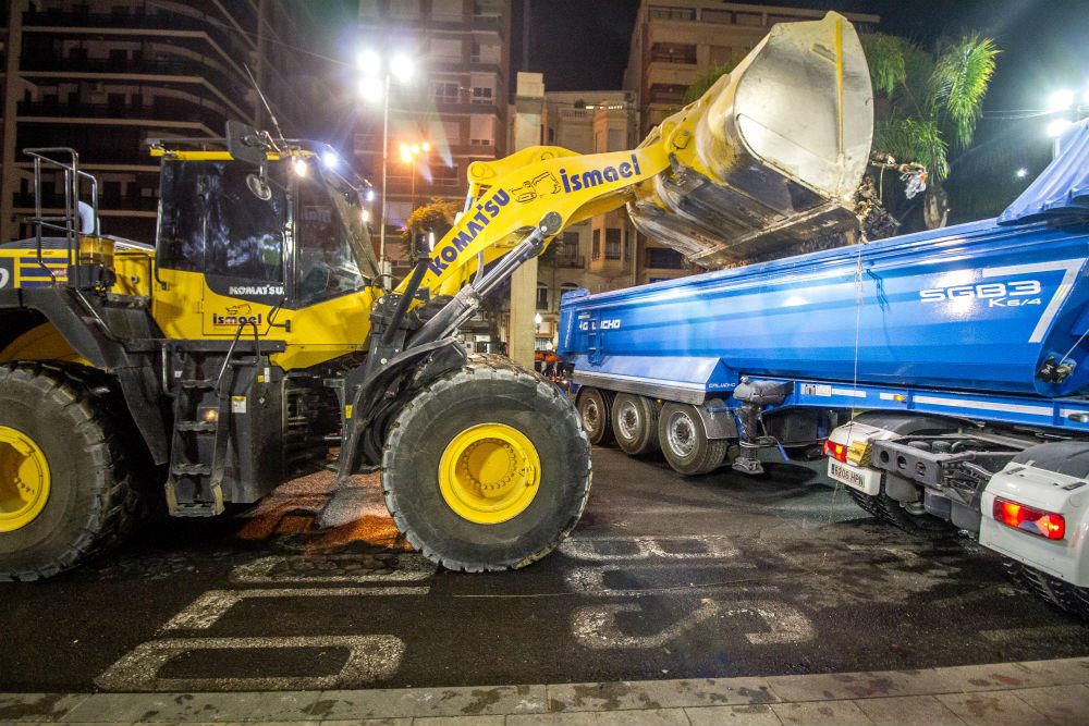 Tras la «Cremá» de los numerosos monumentos fogueriles hemos disfrutado de una ciudad que ha amanecido limpia gracias al trabajo de los equipos de UTE Alicante