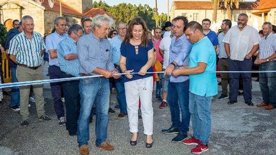 Momento del corte de cinta por la alcaldesa. // Juan Carlos Pérez