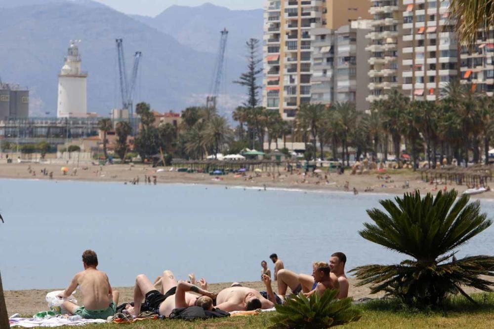 Los malagueños se lanzan a la playa