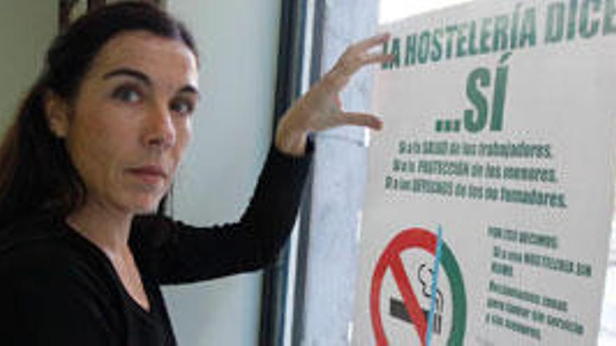 Pilar Carbonell, presidenta de la Asociación de Restauración, con el cartel de la campaña.