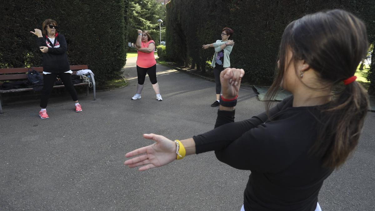 Un grupo de mujeres practicando deporte al aire libre