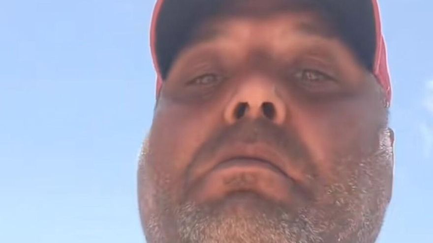 Al &#039;tik-toker&#039; Chani Carballo se le cayó encima una parrilla en la Romería de San Benito