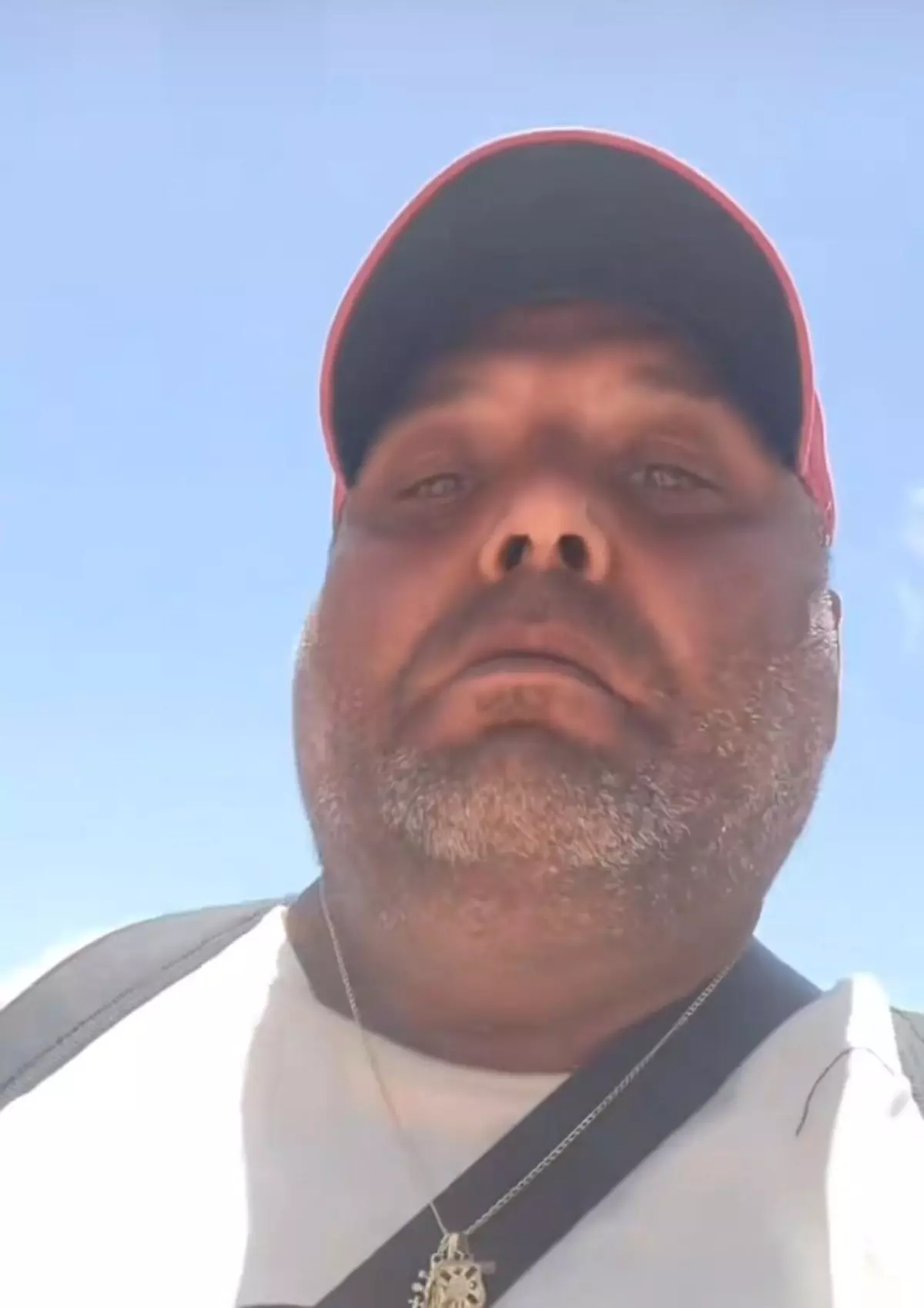 Al 'tik-toker' Chani Carballo se le cayó encima una parrilla en la Romería de San Benito