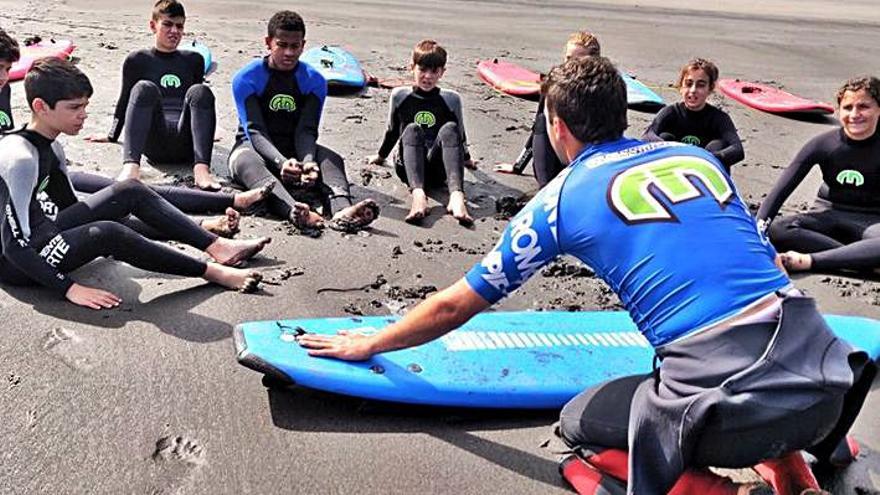 Una sesión de surf en una edición anterior del campus. | imagen cedida a Lne