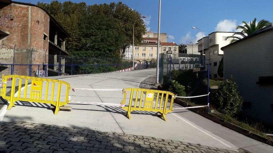 Unas vallas cierran el paso a la rampa de acceso al complejo del CAPD.