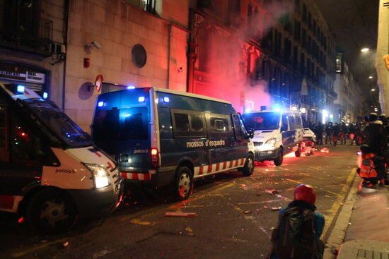 Nova nit de protestes i destrosses a Barcelona per la llibertat de Hasél