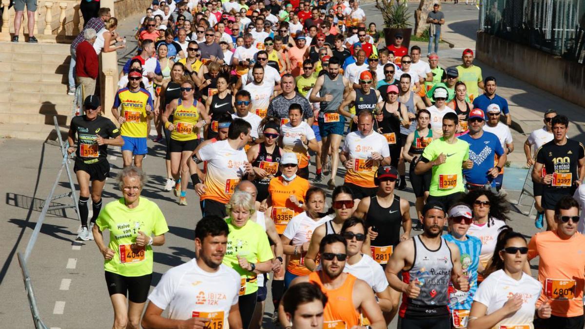 Participantes de la Santa Eulària Ibiza Marathon. | JUAN A. RIERA